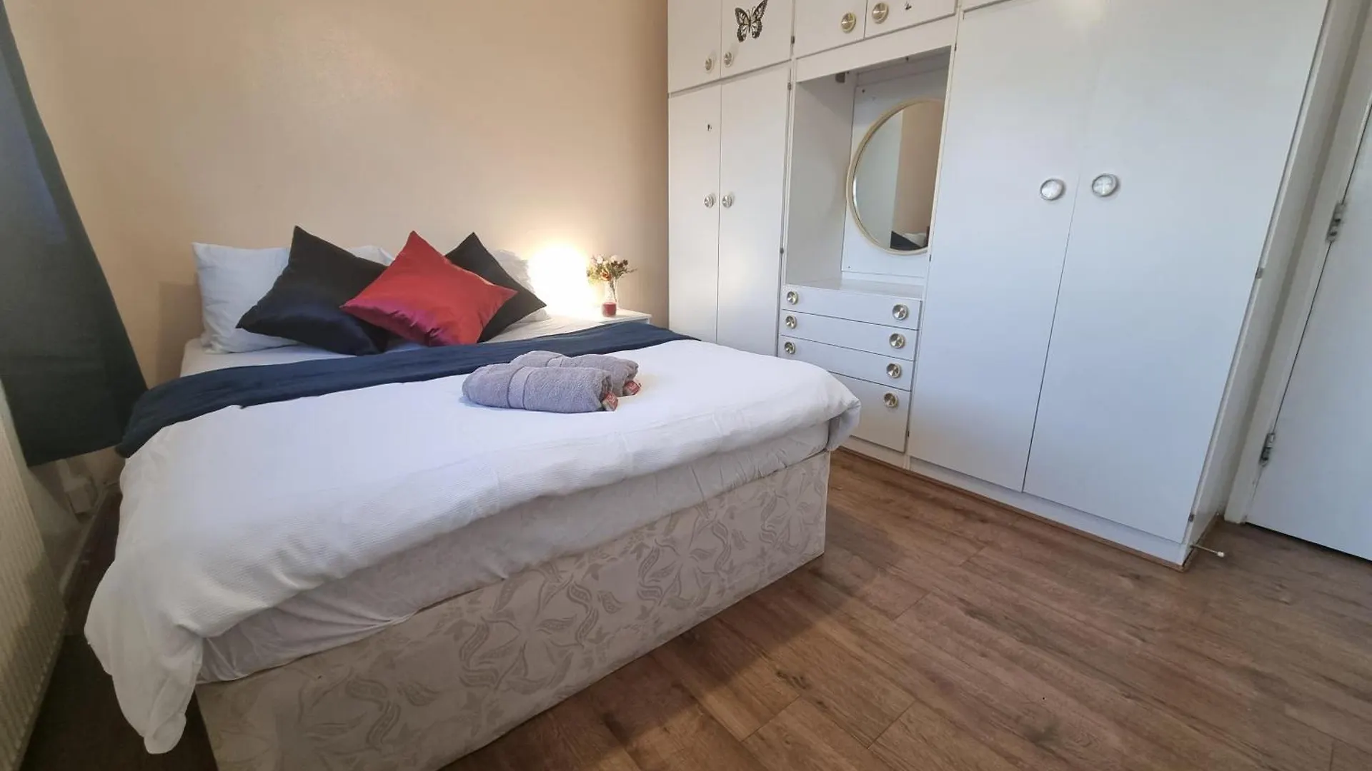 Cheerful 4/5 Bed House - Heathrow Apartment West Drayton