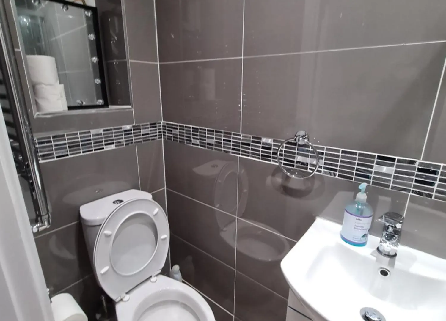 Cheerful 4/5 Bed House - Heathrow Apartment West Drayton  United Kingdom