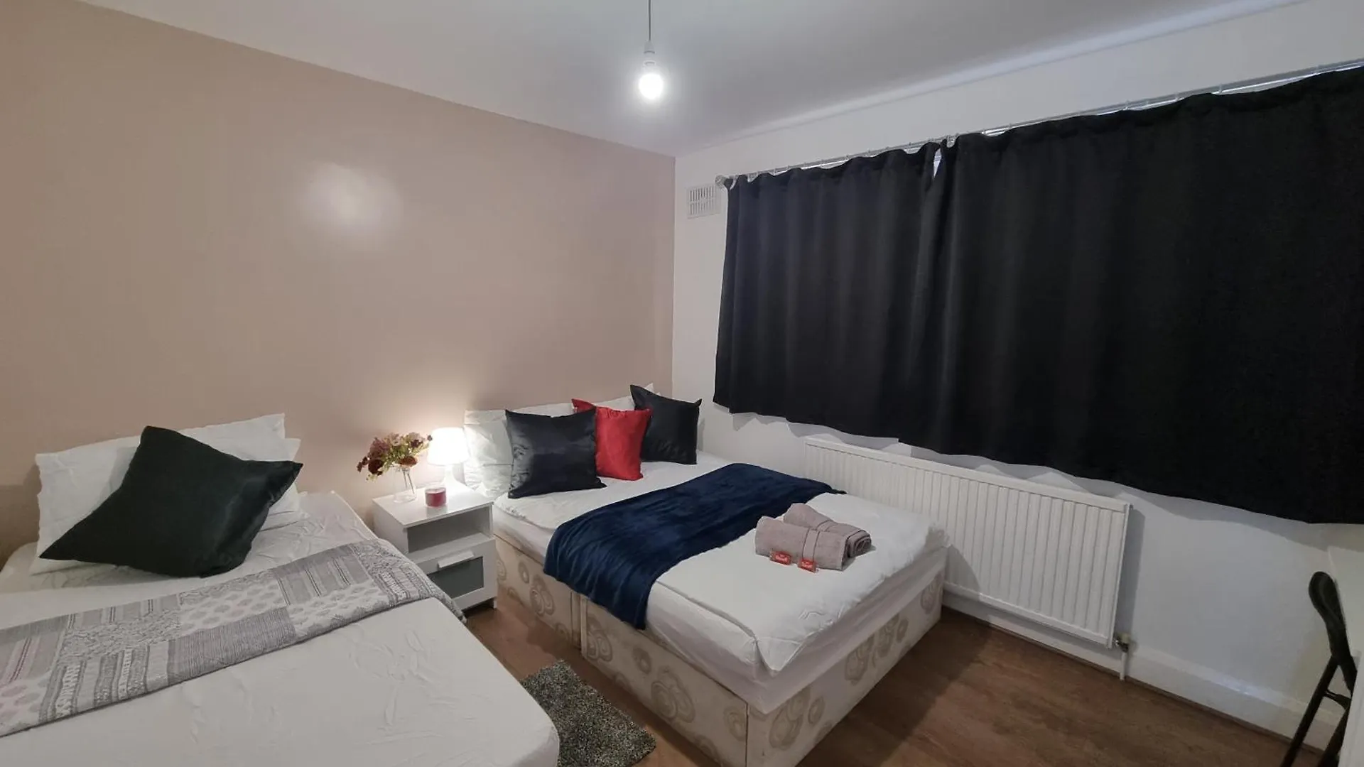 Cheerful 4/5 Bed House - Heathrow Apartment West Drayton  0*, West Drayton (Middlesex)